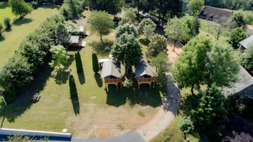 an aerial view of a house with a yard with trees at Camping 3 étoiles - ccaidff in Beaulieu