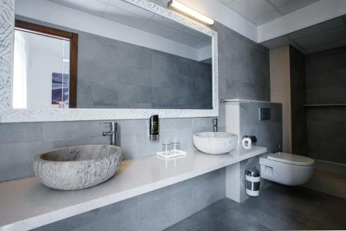 a bathroom with two sinks and a toilet at Hotel Florencio Ibiza in San Antonio