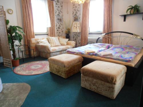 Penzion Vlasta في هرينسكو: غرفة نوم مع سرير وسريرين