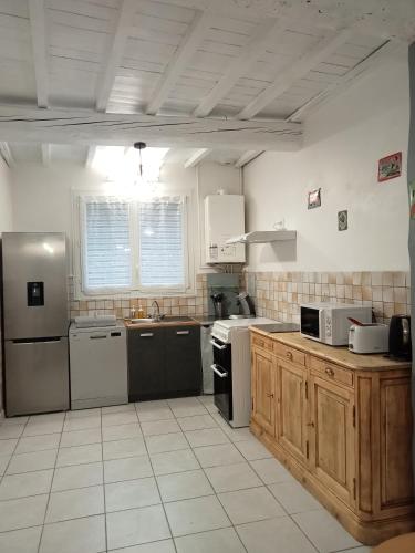 una cucina con fornelli e frigorifero di Le Patio a Villegailhenc