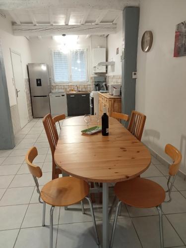un tavolo e delle sedie in legno in una cucina di Le Patio a Villegailhenc