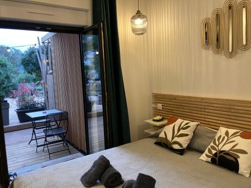 Villa vue mer à 300 m centre-Jardin, terrasse, parking gratuit, portail électrique, 2 chambres, 2 SDB