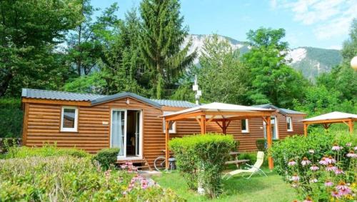 a log cabin in the woods with a garden at ZEcamping 4 étoiles avec restaurant et animations Alpe dHuez in Le Bourg-dʼOisans