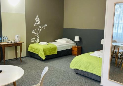 Llit o llits en una habitació de Hotel Flora