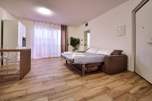 ein Schlafzimmer mit einem Bett und einem Schreibtisch in der Unterkunft Casa Pintea in Legnano