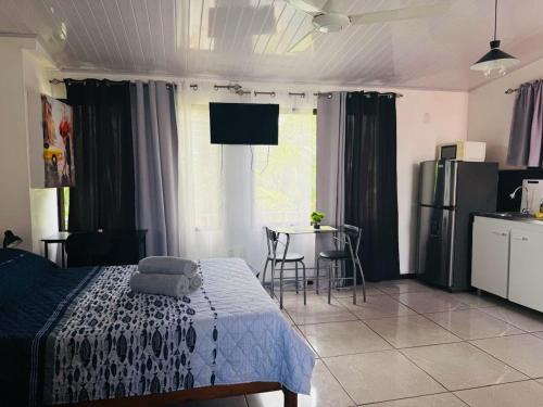 a bedroom with a bed and a kitchen with a table at Casa Mia in Sámara