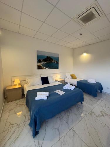 a room with two beds and a couch at ROOMS alCentro in Catania