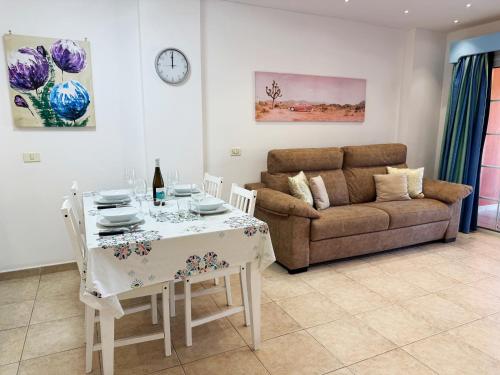 Los Cristianos Apartment - Terrace and Heated Pool