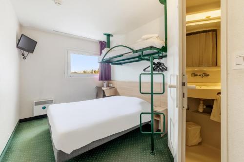 a room with a bunk bed and a room with at Mister Bed Chambray Les Tours in Chambray-lès-Tours