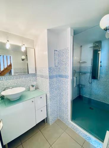 un bagno con doccia, lavandino e doccia di Location Luccini a Saintes-Maries-de-la-Mer