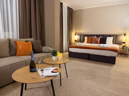 ein Hotelzimmer mit einem Bett und einer Couch in der Unterkunft Hotel NIRÁ in Sofia