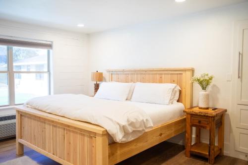 a bedroom with a large bed and a window at Hotel Henry Cafe and Bar in Blanco