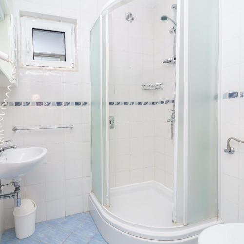 a bathroom with a shower and a sink at Lumbarda Driftwood in Lumbarda