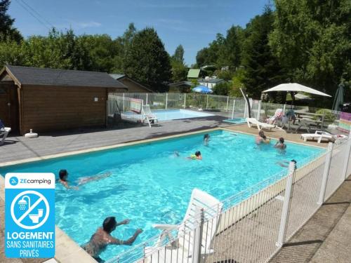 a group of people swimming in a swimming pool at ZEcamping 3 chiens acceptés hammam piscine chauffée in Louvie-Juzon