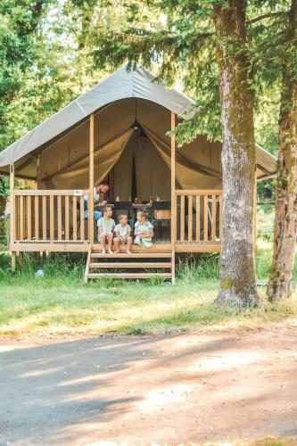 a group of children sitting in a tent at ZEcamping 3 dog friendly salle fitness piscine in Vensac