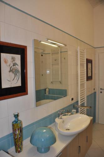 a bathroom with a sink and a mirror at Alloggio turistico a Ravenna in Ravenna