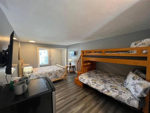 a bedroom with two bunk beds and a desk at Bavarian Brook Unit 4a in Helen