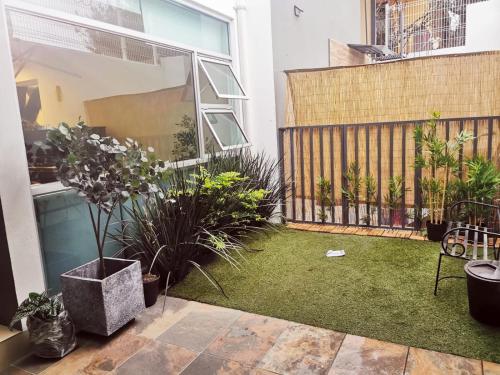 a small garden with grass and plants in a building at Departamento zona EXPO GDL con Aire Acondicionado in Guadalajara