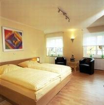 um quarto com uma cama grande num quarto em Hotel Veltrup em Laer