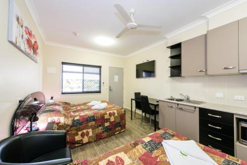 a room with a bed and a kitchen with a table at Athena Studio Units in Roma