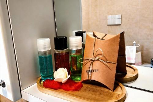 a tray with four bottles of soap and a bag at Casa Effe in Cecina