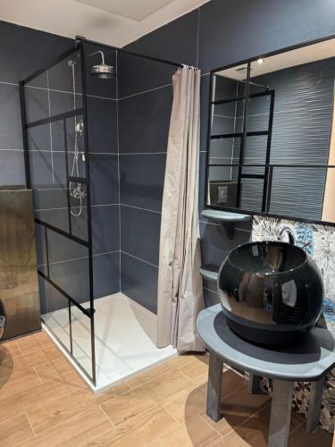 a bathroom with a shower with a black wall at Casa di a Volpe in Corte