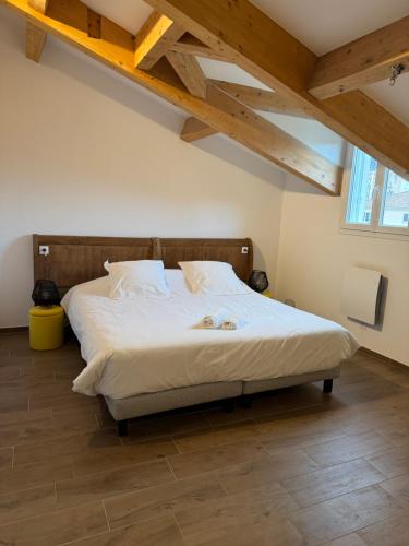 a bedroom with a large bed in a attic at Casa di a Volpe in Corte