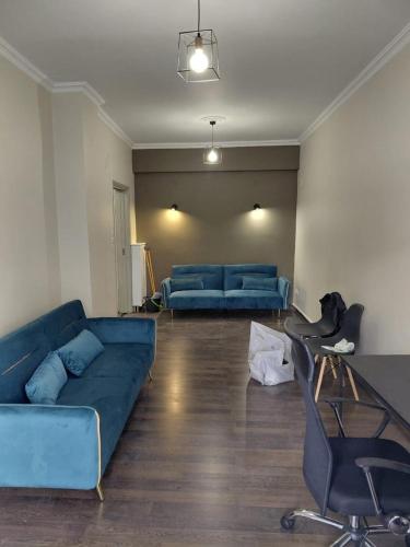 Φειδιππιδου 30, δίπλα στα νοσοκομεία Λαϊκό και Παίδων