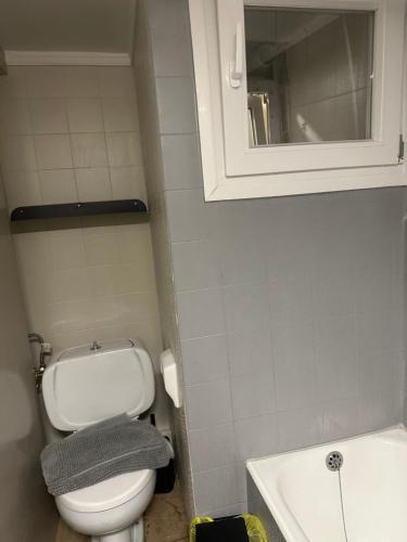 Φειδιππιδου 30, δίπλα στα νοσοκομεία Λαϊκό και Παίδων