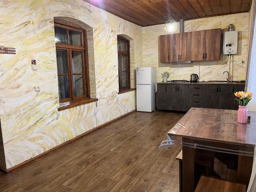 una cucina con frigorifero bianco e pavimenti in legno di Harmony Guest House a Ijevan