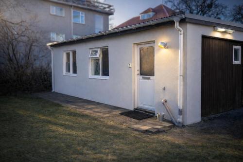Private Guesthouse in Laugardalur Near Pool & Park