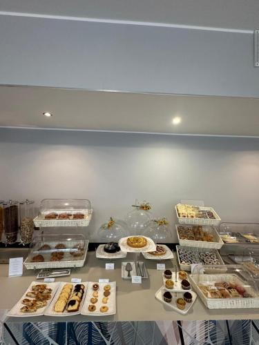 eine Vitrine mit vielen verschiedenen Gebäcksorten in der Unterkunft Hotel Concorde Fiera in Saronno