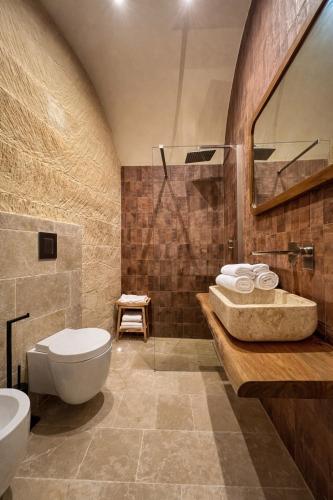 a bathroom with a toilet and a sink at CAVA Urban Relais & Pool in Lecce