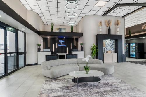 a lobby with couches and a table at Cambridge Hotel - Kansas City in Kansas City