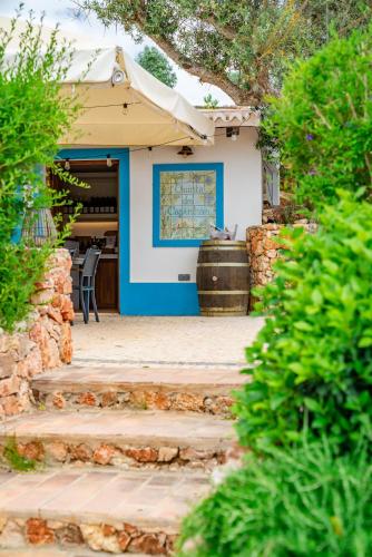 a house with a blue and white front yard at Quinta dos Capinhas in Porches
