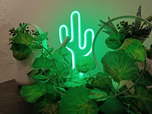 Isalos Urban Oasis Thessaloniki - Tranquil Garden Retreat - Walk to City Center - Free Easy Parking - Near Helexpo & University