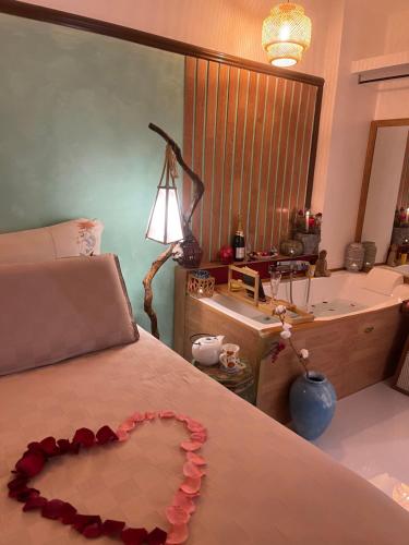 Midorigami Jacuzzi suite Spanish Steps apt photo 12