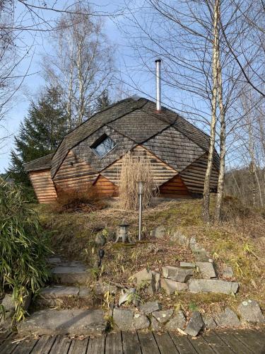a small wooden house on top of a hill at domaine des planesses in Ferdrupt