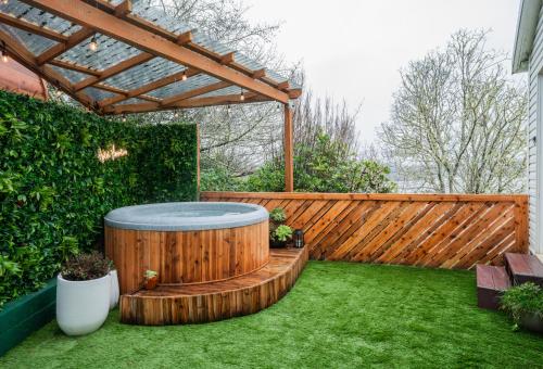 a backyard with a hot tub and a wooden fence at The Florentine Waterfront Hotel in Florence