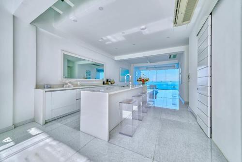 Curated visual reference: Penthouse Apartment With Ocean Views And Gym Reference: Luxury Penthouse Ocean View Gym