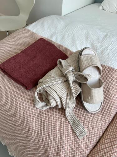 a pair of shoes with a bow on a bed at Hesede Hovedgård in Haslev