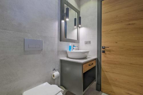 a bathroom with a sink and a mirror at Kalender Pansiyon Fethiye in Fethiye