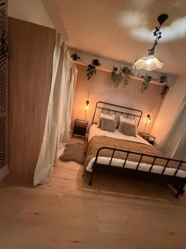 ein Schlafzimmer mit einem großen Bett in einem Zimmer in der Unterkunft Thejungle in Freyming