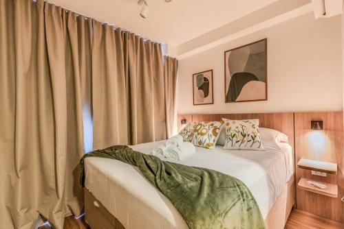a bedroom with a bed and a window with curtains at Studio SP Congonhas, CEIC-Itaú, Expo-SP in São Paulo