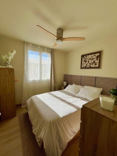 a bedroom with a bed and a ceiling fan at Sakura Seaside -Expérience Japonaise en bord de mer in Argelès-sur-Mer