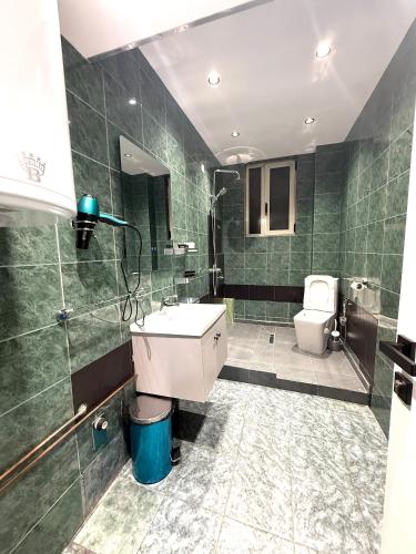 un bagno con lavandino e WC di Prime Location - shared Bath a Tirana