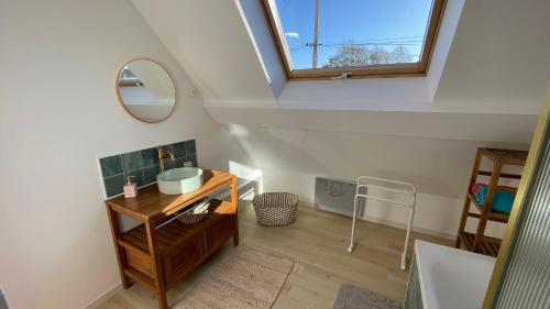a bathroom with a sink and a mirror at Gîte "Entre fraises et mer" in Landrethun-lès-Ardres
