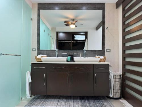 a bathroom with a sink and a mirror at Condo/ Depa - Marea Azul - Playa del Carmen in Playa del Carmen
