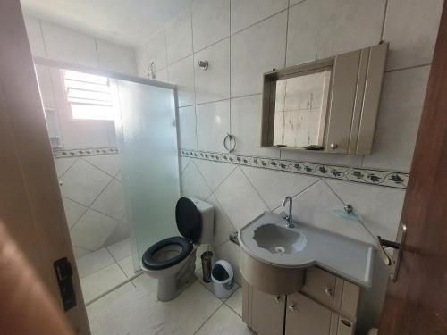 a bathroom with a sink and a toilet and a shower at Casa 2000 Positivo UTFPR INC Volvo in Curitiba