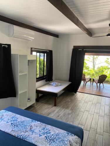 Postel nebo postele na pokoji v ubytování Rangiroa Reef Lodge